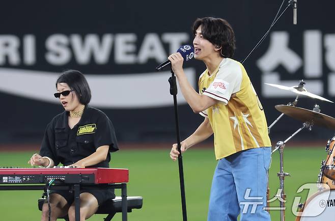12일 오후 대전 한화생명볼파크에서 열린 '2025 신한 SOL Bank KBO 올스타전'에서 잔나비가 공연을 선보이고 있다. 2025.7.12/뉴스1 ⓒ News1 김기태 기자