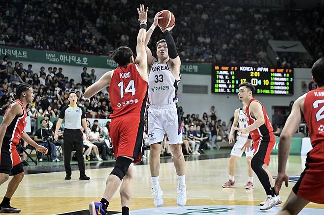 이승현이 11일 안양 정관장 아레나에서 열린 2025 남자농구 대표팀 평가전 일본과 경기에서 슛을 던지고 있다. 사진 | 대한민국농구협회