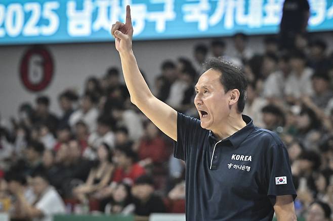 안준호 감독이 11일 안양 정관장 아레나에서 열린 2025 남자농구 국가대표 평가전 일본과 경기에서 작전 지시를 하고 있다. 사진 | 대한민국농구협회