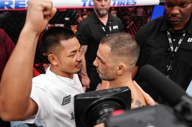 반이 UFC 317이 끝난 후 판토자(오른쪽)와 페이스오프하고 있다. 사진 | UFC