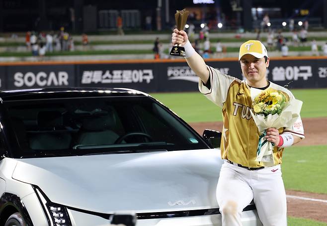 미스터 올스타로 뽑힌 LG 박동원이 12일 대전 한화생명 볼파크에서 열린 2025 KBO 올스타전에서 세리머니를 하고 있다. 사진 | 연합뉴스