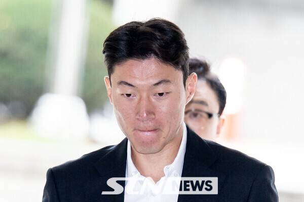 황의조가 서울 서초구 서울중앙지법에서 열린 불법촬영 등 혐의 1심 1차공판에 출석하고 있다. 사진┃뉴시스/공동취재단