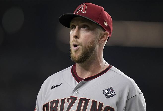 애리조나 다이아몬드백스 메릴 켈리가 2023년 10월 29일(한국시각) 텍사스 레인저스와의 월드시리즈 2차전에서 피칭 도중 숨을 몰아쉬고 있다. 그는 7이닝 9탈삼진 1실점의 호투로 생애 첫 월드시리즈 등판서 승리를 따냈다. AP연합뉴스