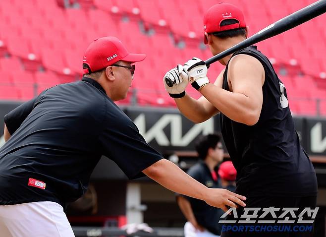4일 광주 기아 챔피언스필드. 이범호 감독이 김석환의 타격을 지도하고 있다. 광주=정재근 기자 cjg@sportschosun.com/2025.7.5/
