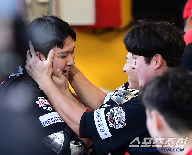 22일 인천 SSG랜더스필드에서 열린 SSG와 KIA의 경기. 8회초 KIA 김석환이 역전 투런 홈런을 날렸다. 동료들의 축하를 받고 있는 김석환. 인천=송정헌 기자songs@sportschosun.com/2025.06.22/