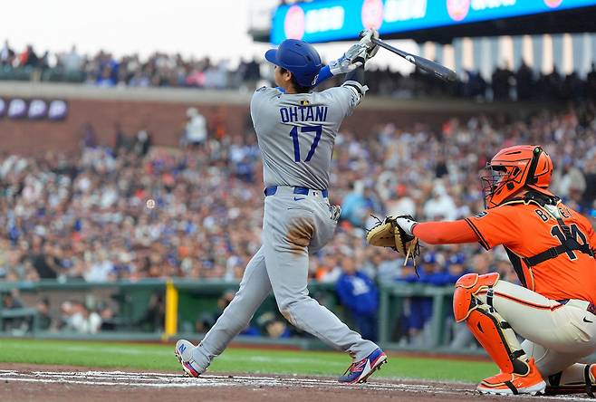 오타니 쇼헤이가 3회초 우월 투런홈런을 날리고 있다. AFP연합뉴스
