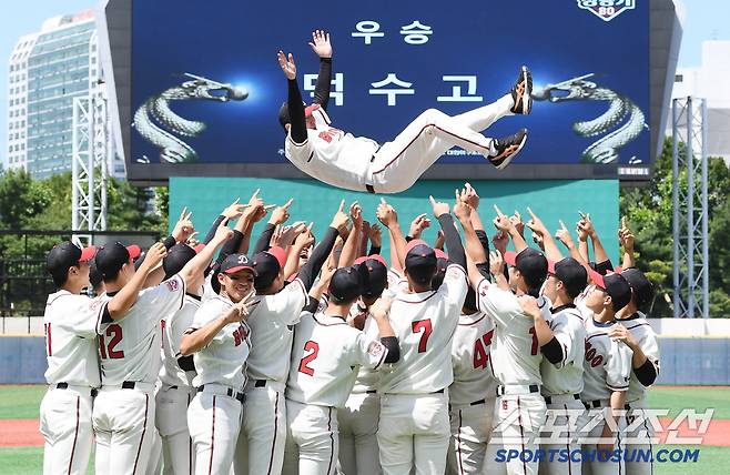 12일 서울 목동구장에서 열린 제80회 청룡기 고교야구선수권 대회 및 주말리그 왕중왕전 부산고와 덕수고의 결승전. 7대3으로 승리하며 우승을 차지한 덕수고 선수들이 정윤진 감독을 헹가래치고 있다. 목동=정재근 기자 cjg@sportschosun.com/2025.7.12/