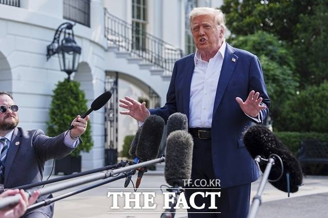 도널드 트럼프 미국 대통령이 11일(현지시간) 백악관에서 텍사스 홍수 피해 현장 방문을 위해 이동하기 앞서 취재진 질문에 답하고 있다. /AP.뉴시스
