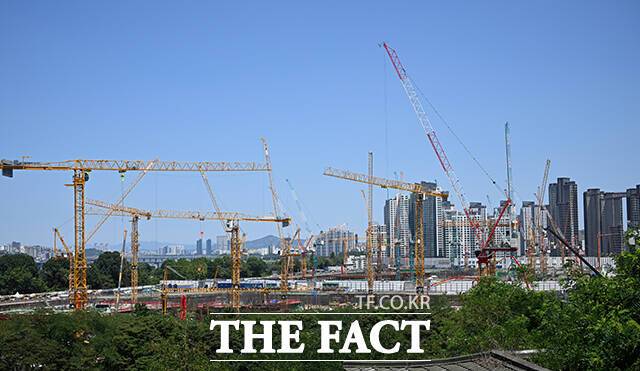 12일 오후 서울 서초구 반포동에서 현대건설이 시공 중인 '반포 디에이치 클래스트' 아파트 공사가 진행되고 있다. /박헌우 기자