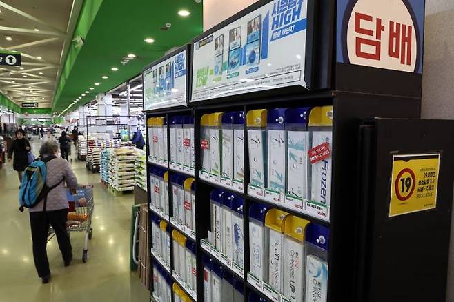 서울의 한 대형마트에 진열된 담배 모습. 연합뉴스