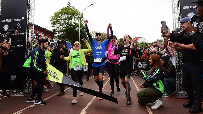 파리아스는 366번째 마라톤의 결승선을 가족과 함께 통과했다