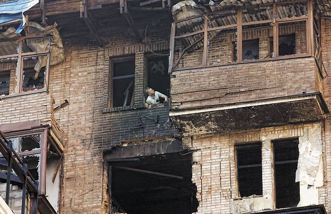 러시아 드론이 남긴 흔적 - 10일 우크라이나 수도 키이우에서 한 남성이 러시아의 드론 공격으로 파손된 건물 외벽과 창문을 살펴보고 있다. 최근 우크라이나에 대한 미국의 관심이 줄어든 사이, 러시아는 연일 대규모 공습을 단행하고 있다. 우크라이나가 수세에 몰리자 트럼프 정부는 패트리엇 방공 미사일 추가 지원과 러시아 제재 검토에 나섰다. /EPA 연합뉴스