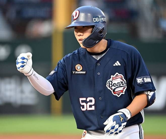 10일 부산 사직야구장에서 열린 두산과 롯데의 경기, 3회초 1사 1,2루 박준순이 안타를 치고 기뻐하고 있다. /허상욱 스포츠조선 기자