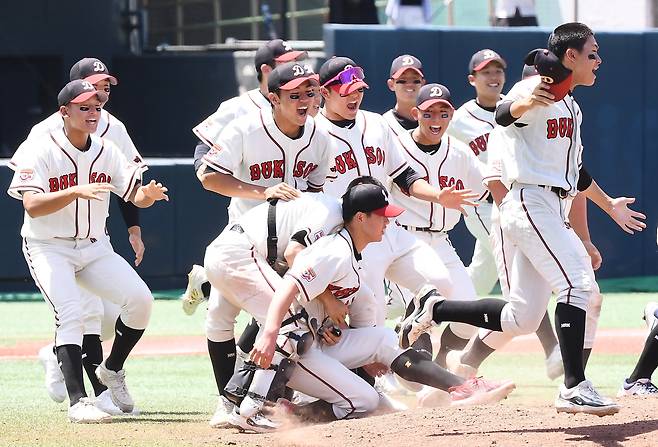 12일 서울 목동구장에서 열린 제80회 청룡기 고교야구선수권 대회 및 주말리그 왕중왕전 부산고와 덕수고의 결승전. 7대3으로 승리하며 우승을 차지한 덕수고 선수들이 환호하고 있다./정재근 스포츠조선 기자