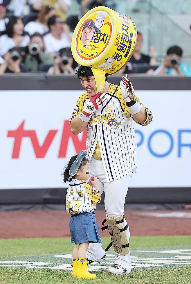 12일 대전 한화생명 볼파크에서 열린 ‘2025 신한 SOL뱅크 KBO 올스타전’에서 LG 박동원이 딸 박채이양과 함께 퍼포먼스를 하고 있다. /뉴스1