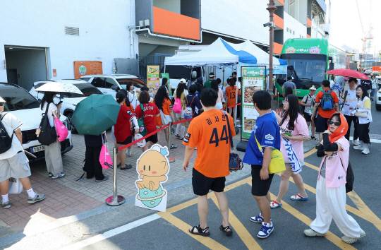 12일 대전한화생명볼파크에서 열리는 KBO 올스타전을 찾은 야구팬들이 대전빵차를 즐기기 위해 줄을 서고 있다. 대전시 제공