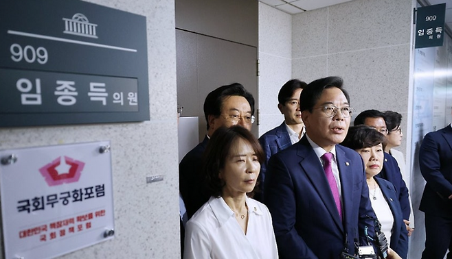 송언석 국민의힘 비상대책위원장 겸 원내대표가 11일 의원회관에서 해병 특검팀의 압수수색이 진행 중인 임종득 의원실을 찾아 입장을 밝히고 있다. ⓒ뉴시스