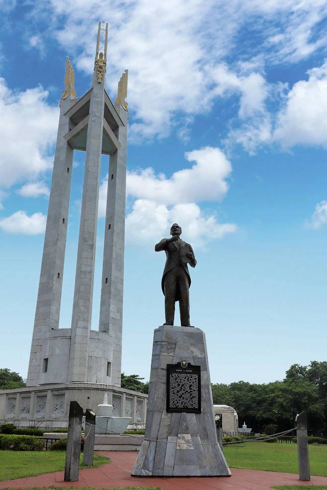 케손 메모리얼 서클에 있는 마누엘 케손 대통령 동상과 기념탑. 케손시티관광청 제공