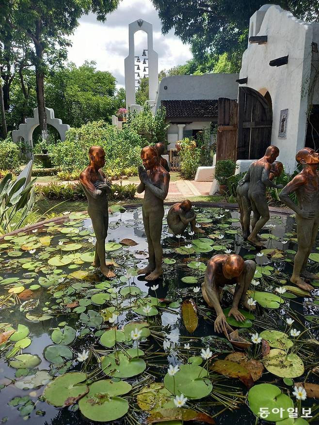 핀토 아트 뮤지엄의 청동 군상 조각상. 안티폴로=허진석 기자 jameshur@donga.com