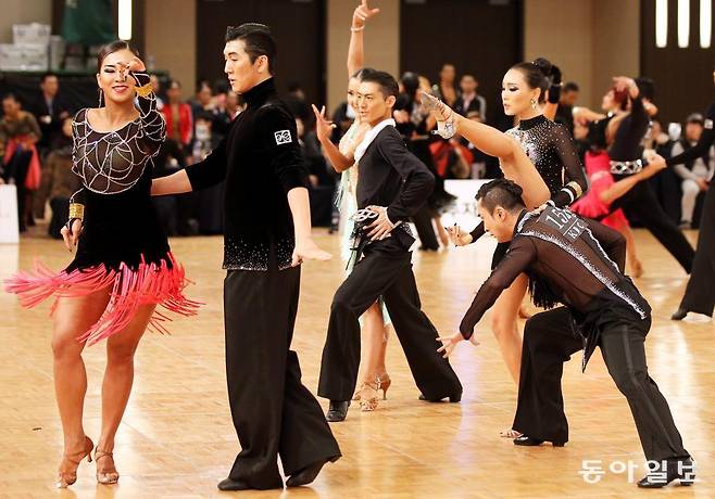 한 댄스스포츠 대회에서 참가자들이 춤을 추고 있는 모습. 동아일보 DB.