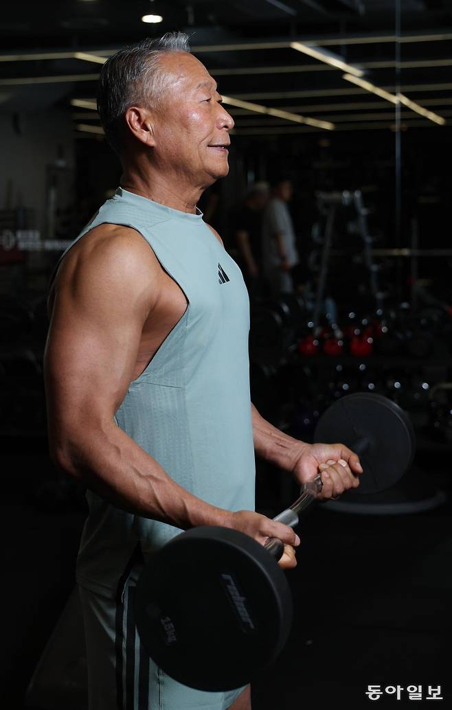 강찬수 씨가 서울 중구 피트니스101에서 근육운동을 하고 있다.  변영욱 기자 cut@donga.com