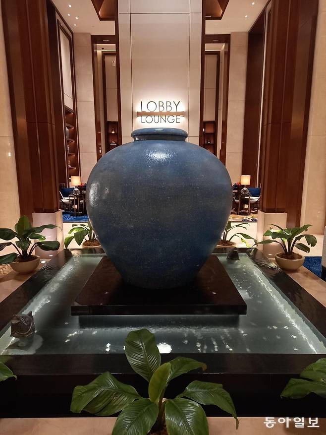 솔레어 리조트 노스의 로비 라운지에 있는 물이 흐르는 대형 도자기. 케손=허진석 기자 jameshur@donga.com