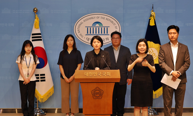 국민의힘 한지아(왼쪽 세번째)·우재준(오른쪽 첫번째) 의원이 지난 7월11일 국회 소통관에서 보좌관·비서관 등과 함께 기자회견을 열어 국회의원 보좌진에 대한 부당지시·직장내괴롭힘을 금지하는 일명 ‘강선우 갑질 방지법’ 발의를 예고하고 있다.<한지아 국회의원 페이스북 사진>