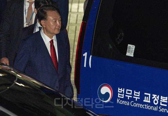 윤석열 전 대통령이 지난 9일 서울 서초구 서울중앙지방법원에서 열린 2차 구속 전 피의자 심문(영장실질심사)을 마친 뒤 서울구치소로 향하고 있다.  사진공동취재단