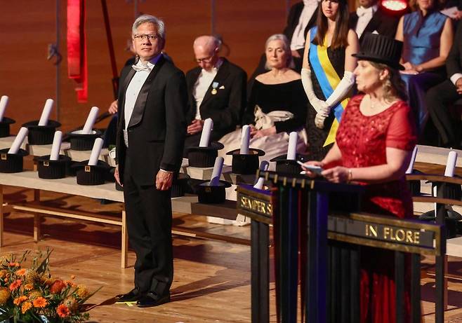 젠슨 황(왼쪽) 엔비디아 최고경영자(CEO)가 5월 24일(현지시간) 스웨덴 노르셰핑의 링셰핑대에서 명예박사학위를 받고 있다. 황 CEO는 11일 '오마하의 현인' 워런 버핏 버크셔해서웨이 회장 겸 CEO를 제치고 세계 최고 부자 7위에 올랐다. AFP 연합