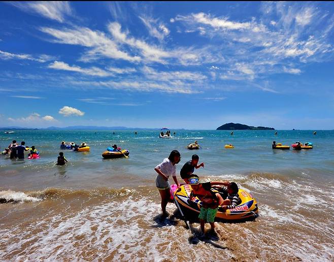 전남도가 풍광이 아름답지만 잘 알려지지 않아 한적하게 시원한 여름을 즐길 수 있는 여수 웅천친수공원해수욕장, 무안 톱머리해수욕장, 영광 가마미해수욕장, 진도 가계해수욕장<사진> 등 4곳을 7월 추천 관광지로 선정했다. 전남도 제공