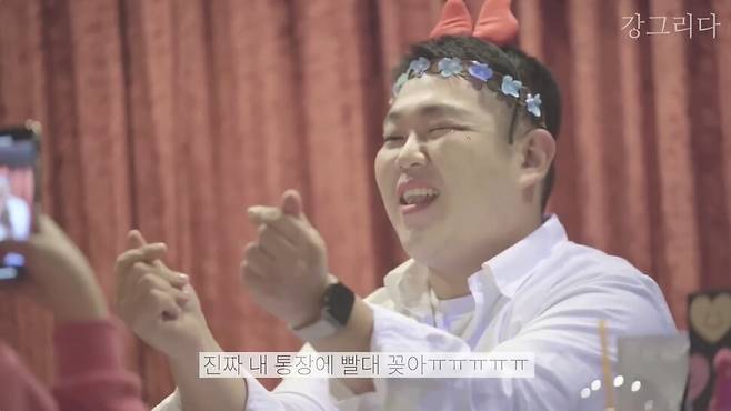 아이돌 ‘나인 인 원’의 멤버 ‘강하’란 가상 캐릭터로 아이돌 팬싸인회를 패러디한 코미디언 문상훈. 유튜브 ‘빠더너스’ 채널 갈무리