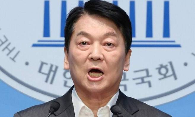 안철수 국민의힘 의원이 지난 7일 국회 소통관에서 당 혁신위원장을 사퇴하고 전당대회 출마 의사를 밝히는 기자회견을 하고 있다. 연합뉴스