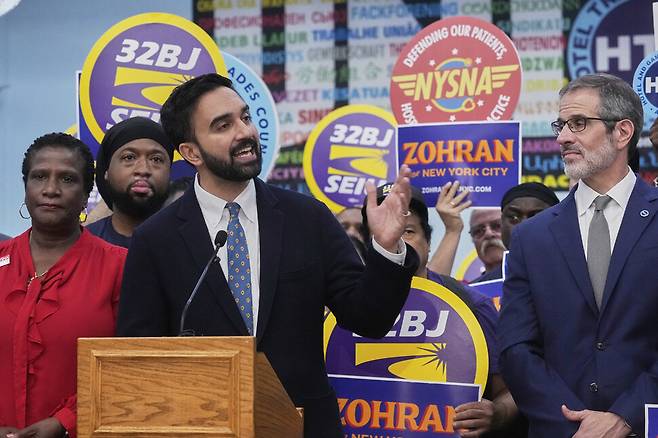 미국 뉴욕시장 민주당 후보 경선에서 승리한 조란 맘다니 뉴욕주 하원의원이 호텔·게임업 노조협의회 뉴욕 본부에서 연설하고 있다. AP 연합뉴스