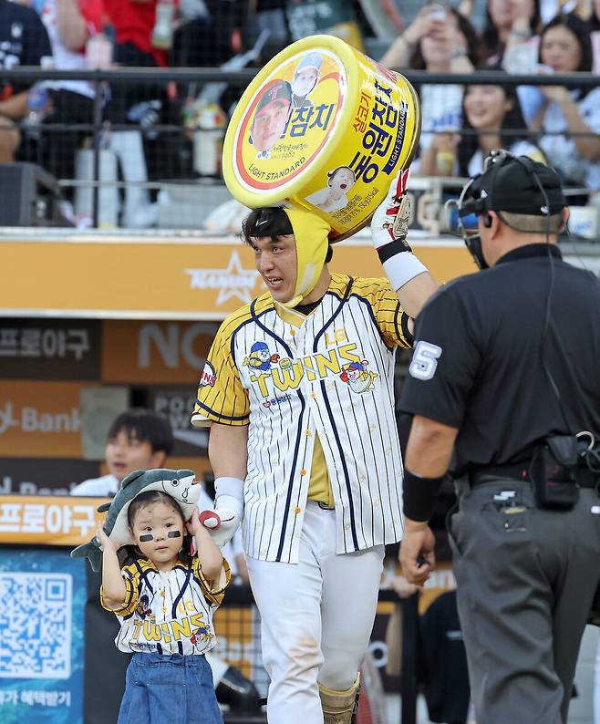 엘지 트윈스 박동원이 12일 대전 한화생명 볼파크에서 열린 2025 신한 SOL뱅크 KBO 올스타전에서 딸과 함께 등장하고 있다. 연합뉴스