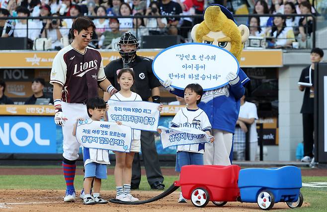 삼성 라이온즈 강민호가 12일 대전 한화생명 볼파크에서 열린 2025 신한 SOL뱅크 KBO 올스타전에서 자녀들과 함께 타석에 들어서고 있다. 연합뉴스