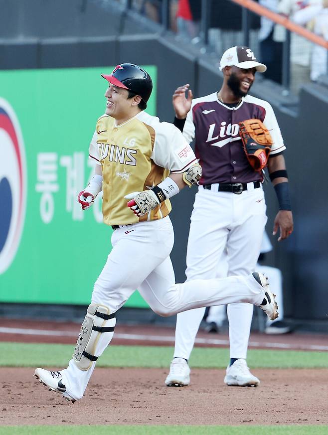 엘지(LG) 트윈스 박동원이 12일 대전 한화생명 볼파크에서 열린 2025 신한 SOL뱅크 KBO 올스타전 1회말 2사 2루에서 홈런을 터뜨린 뒤 베이스를 돌고 있다. 연합뉴스