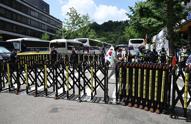 윤석열의 구속영장 실질심사가 열린 2025년 7월9일 오후 서울중앙지법 앞 삼거리에 경찰 버스와 바리케이드 등이 설치돼 있다.