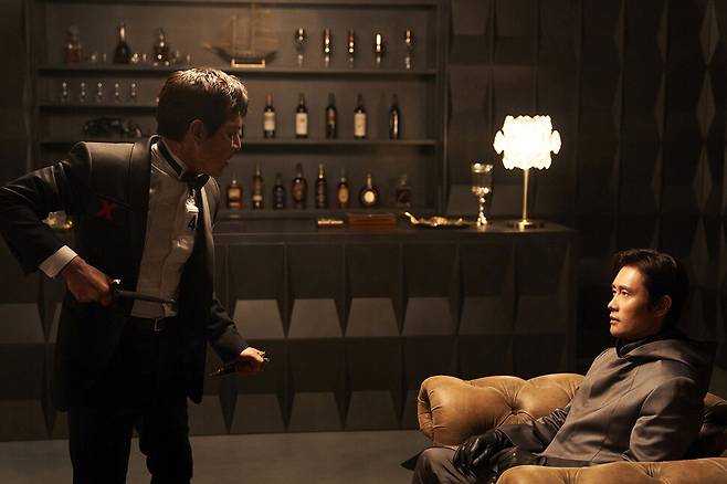 인호(이병헌 분)가 기훈 앞에서 가면을 벗고 자신의 정체를 밝히는 장면. 넷플릭스 제공