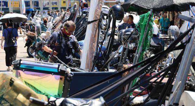 폭염이 계속되고 있는 11일 서울 종로구 광장시장 인근에서 한 배달노동자가 오토바이로 짐을 나르고 있다. 연합뉴스