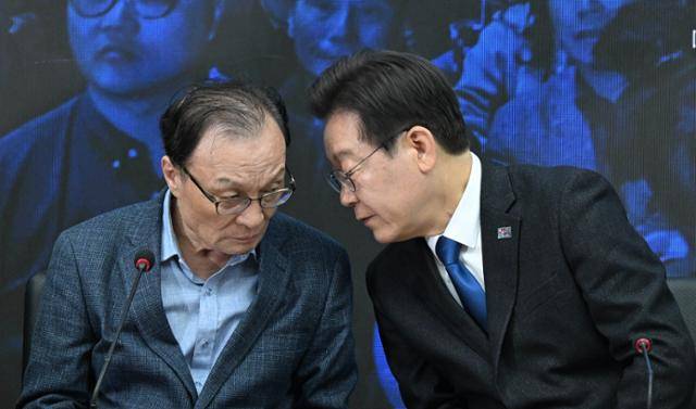 이재명 더불어민주당 상임공동선대위원장이 2024년 여의도 당사에서 열린 제12차 합동 중앙선대위 겸 선대위 해단식에서 이해찬 상임공동선대위원장과 대화하고 있다. 고영권 기자