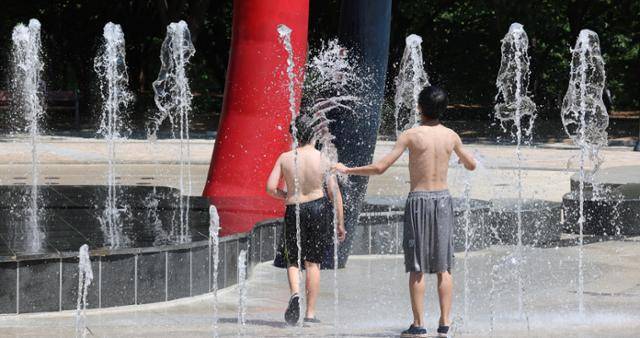 연일 폭염이 이어지는 11일 인천 남동구 중앙공원 분수대에서 어린이들이 웃옷을 벗고 물줄기를 맞으며 더위를 식히고 있다. 뉴시스
