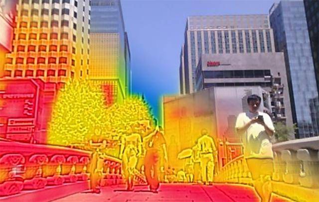 연일 폭염이 이어지던 11일 오후 중구 청계천 일대에서 열화상 카메라로 바라본 도심이 빨갛게 물들어 있다. 사진은 열화상 사진과 일반사진을 레이어 합성한 것이다. 뉴스1