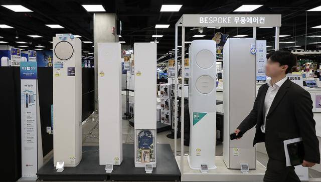 5월 서울 시내 한 대형마트에 신형 에어컨들이 진열돼 있다. 뉴스1