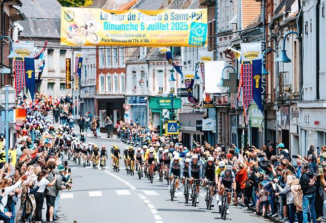 2025 투르 드 프랑스는 7월 5일 릴에서 시작해 27일 파리에서 막을 내린다. 사진은 2025 대회의 2일차 경기 모습. 투르 드 프랑스 페이스북
