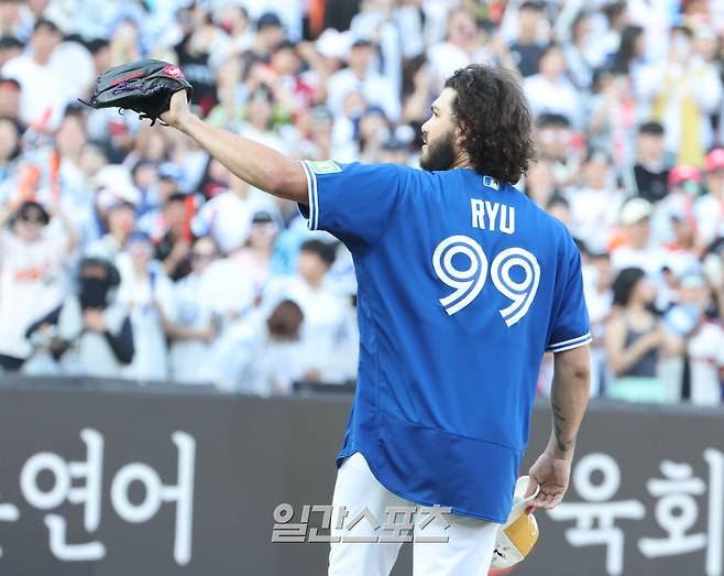 2025 신한 SOL뱅크 KBO 올스타전이 12일 오후 대전 한화생명볼파크에서 열렸다. 나눔팀 선발 폰세가 팀 동료 류현진의 MLB 시절 토론토 유니폼을 하고 피칭하고 있다. 대전=정시종 기자 capa@edaily.co.kr /2025.07.12.