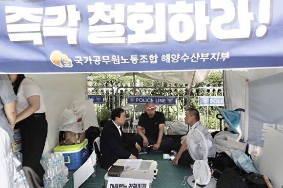 12일 국회 정문 앞 해수부 이전 반대 단식농성 현장 방문(왼쪽부터, 최민호 세종시장, 윤병철 해수부 노조위원장, 해수부 노조 이재철 인천지방해양수산청지부장)  [사진=세종시]