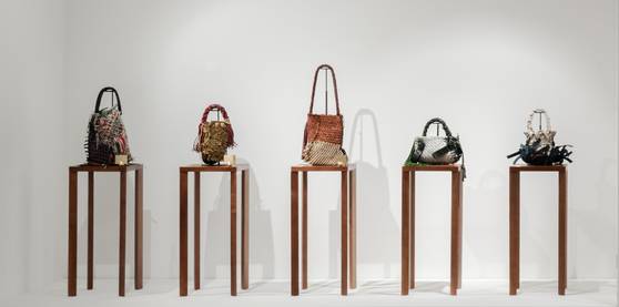 보테가 베네타 아틀리에 장인들이 사용 후 남은 가죽 조각을 엮어 만든 ‘브릭-아-브락(Bric-a-Brac)’ 작품들. 사진 보테가 베네타