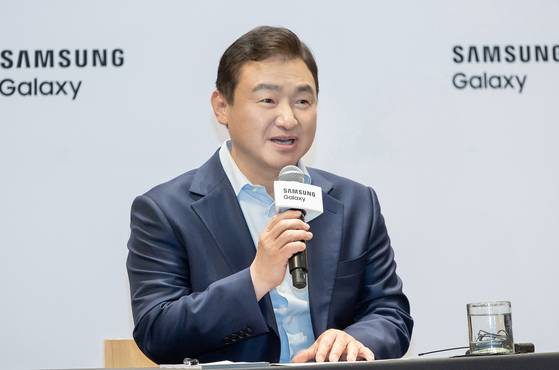 노태문 삼성전자 DX부문장 직무대행(사장)이 9일(현지시간) 미국 뉴욕에서 열린 '삼성 갤럭시 언팩 2025' 행사 직후 국내 기자간담회를 진행하고 있다. 사진 삼성전자