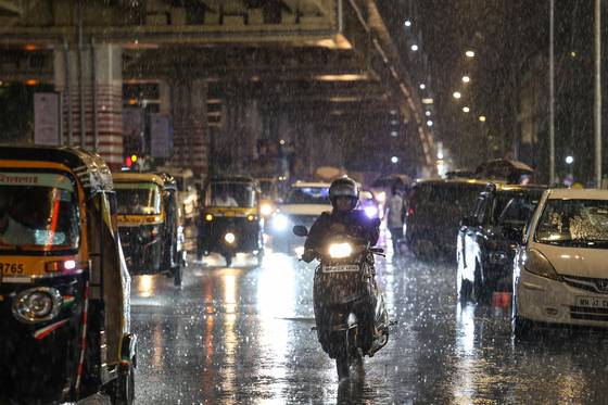 3일(현지시간) 인도 뭄바이에서 한 남성이 오토바이를 타고 있다. EPA=연합뉴스