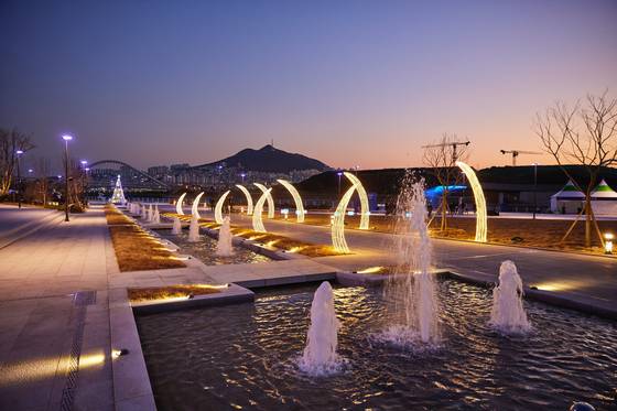 부산 동구 북항에 조성된 친수공원의 야경. 사진 부산항만공사